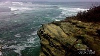 Ombak Kuat di pantai Batu Hiu
