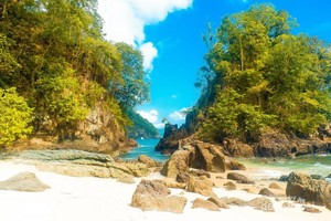 Main ke Pantai Rasa Gunung di Teluk Hijau Banyuwangi