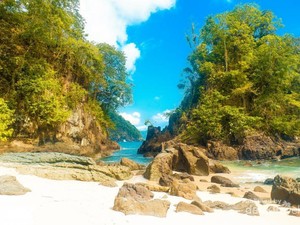 Main ke Pantai Rasa Gunung di Teluk Hijau Banyuwangi