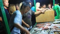 pembeli dapat memilih sendiri hasil laut yang dijual