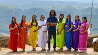 Wisnu Ajitama, seniman environmental art. Eits ini bukan istri-istrinya ya. Ini adalah Hasta Apsari