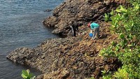 Pemancing di Pantai Watu Dodol