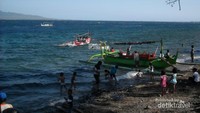 Wisata air penduduk Banyuwangi di Pantai Watu Dodol