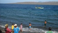 Anak-anak bermain di bibir Pantai Watu Dodol