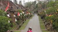 Suasana desa dengan bangunan dan hiasan  khas menjadi tempat berfoto favorit.