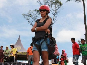 Main Paralayang di Batu, Seperti Memeluk Angkasa