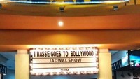 Di depan theatre Show
