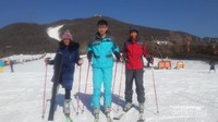 berfoto sebelum main ski