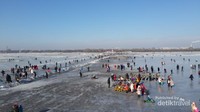 Taman bermain di Sungai Songhua dengan kegiatan es. Seperti Ice Skating,Kereta Luncur,Bersepeda dll
