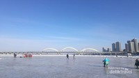Jembatan yang melintasi Sungai Songhua beserta gedung-gedung pencakar langit. Indah.