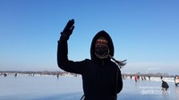 Musim dingin di Harbin suhunya mencapai -26 derajat celcius. Mengubah Sungai Songhua menjadi hamparan es.