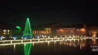 Pemandangan indah akhir tahun di restoran Kampung Laut.