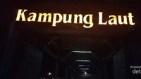 Pintu masuk restoran kampung laut Semarang.