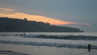 Surfing di Pantai Jimbaran sambil ditemani sunset