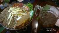 Nasi Goreng Jancuk dan 1 Pitcher Es Teh.jpg
