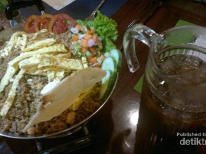 Makan Nasi Goreng Jancuk, Pedasnya Nampol!