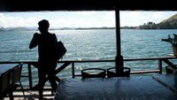 Danau sentani tampak dari bagian dalam restoran yougwa