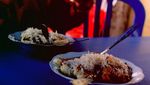 Makan Pisang Epe Sambil Bersantai di Pantai Seruni, Bantaeng