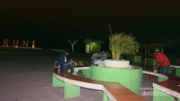 Bersantai di pinggir pantai