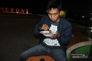 Makan Pisang Epe Sambil Bersantai di Pantai Seruni, Bantaeng