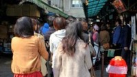 Antrian di Depan Kedai