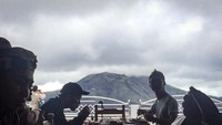 Makan bersama teman dan keluarga dengan pemandangan yang luar biasa indah