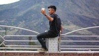 Kapan lagi selfie, dengan background kemegahan Gunung Batur