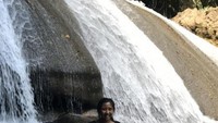 Menikmati sejuknya Air Terjun Bantimurung.