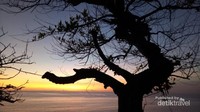Di akhir pementasan, inilah panorama senja di Pura Uluwatu