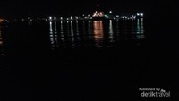 Aktivitas pelayaran di Segara Anakan di malam hari