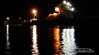 Aktivitas pertambangan di malam hari di Pulau Nusakambangan