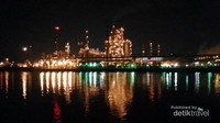 Keindahan lampu di pusat pengolahan minyak milik Pertamina