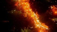 Salah satu jalan utama di pinggir pantai