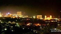 Mesjid Raya Balikpapan tampak di sebelah kanan