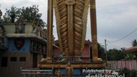 Di sebelahnya ada patung Dewa Murugan