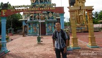 Saya berfoto di depan kuil