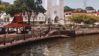 Salah satu bangunan bersejarah di tepi Sungai Melaka