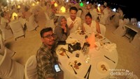 Makan malam di pinggir pantai bersama para tamu lainnya dan juga staf yang ramah