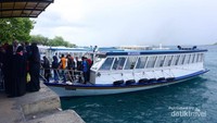 Kapal Ferry untuk menyebrang antar pulau.