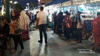 kondisi malioboro yang ramai dimalam hari