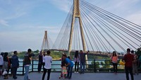 Banyak wisatawan berakhir pekan, berfoto dengan latar jembatan