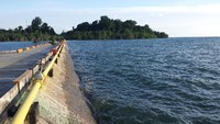 pemandangan dari tengah dermaga ke daratan.eksotis bukan?