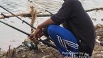 Mancing Mania Menunggu Buka Puasa di Danau Sunter