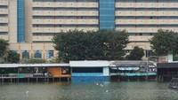 Cafe dan warung tempat makan di pinggir Danau Sunter