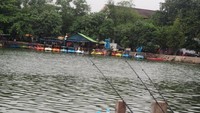 Menunggu waktu berbuka dengan memancing