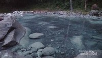 Kolam pemandian air panas alami di Soka, Boba, Flores