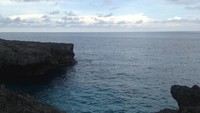 view laut lepas dari atas tebing