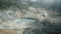 Kawah Ratu dengan lekukan  yang cantik seperti mangkuk raksasa