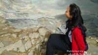 Pengunjung dilarang turun ke bawah Kawah Ratu karena terdapat gas beracun yang berbahaya