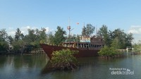 Kapal di tengah-tengah Belitung Mangrove Park